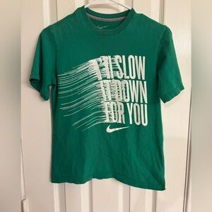 Vintage Boy’s Nike T-Shirt Green Y2K “I’ll Slow Down For You” Size Medium